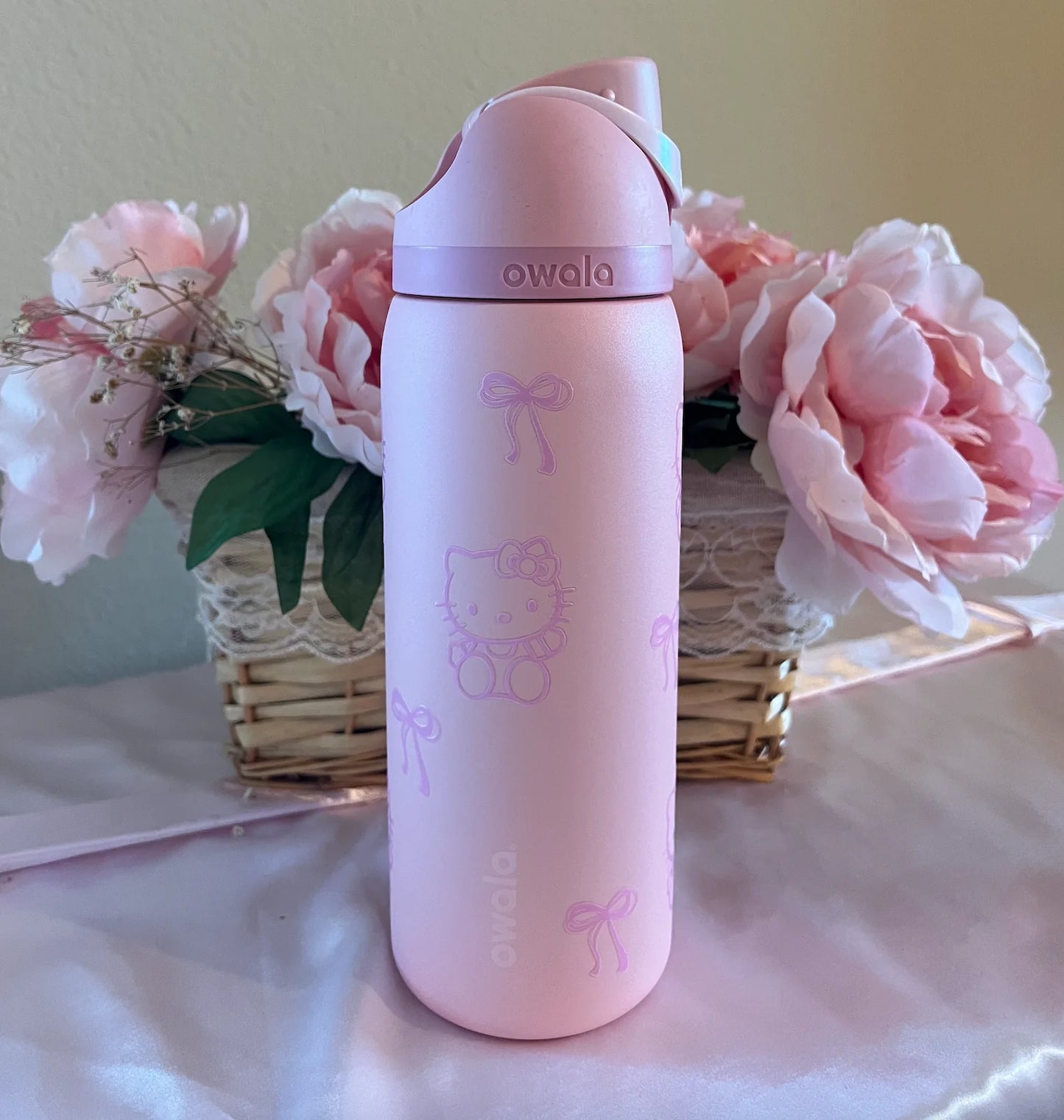 Owala x Hello Kitty 32 Oz FreeSip Bottle